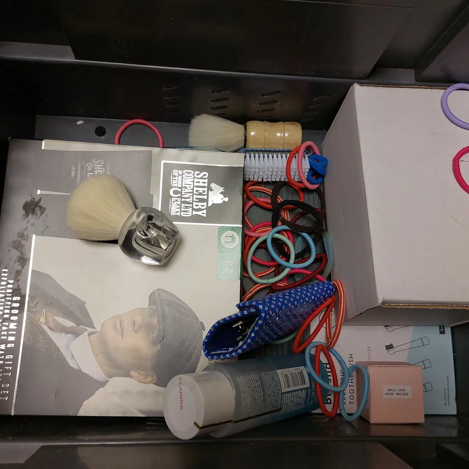 BOX OF APPROX 10 COSMETIC ITEMS TO INCLUDE CATH KIDSTON HAND CREAMS, LIVE HAIR COLOUR, MAKE UP SPONGES