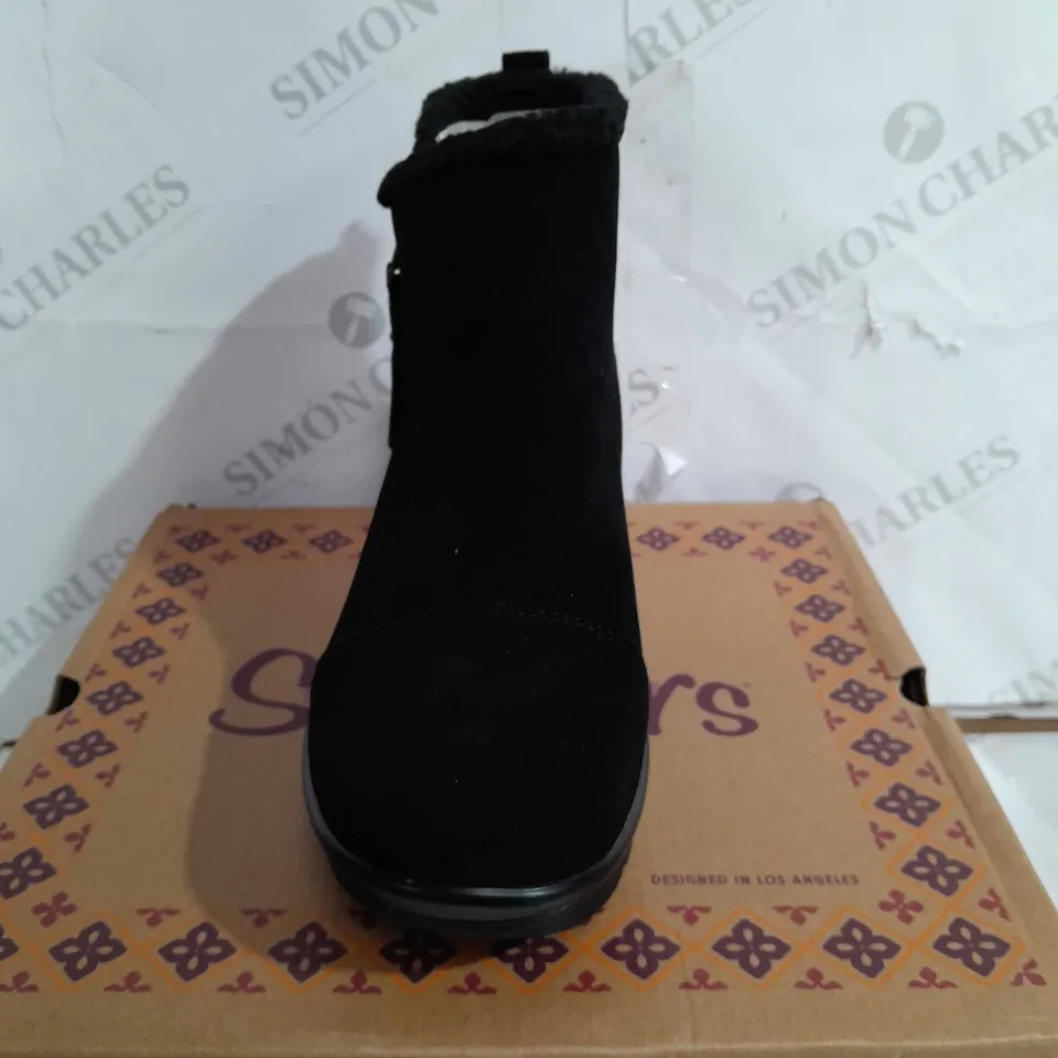BOXED PAIR OF SKECHERS PARALLEL OFF HOURS SIDE ZIP BOOT BLACK SIZE 5.5