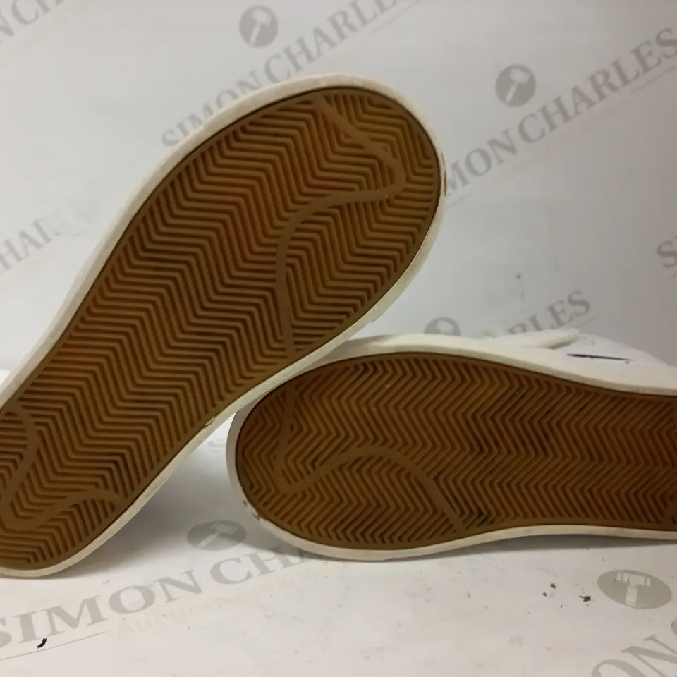 IN THE STYLE OF NIKE KID'S TRAINERS UK SIZE 2