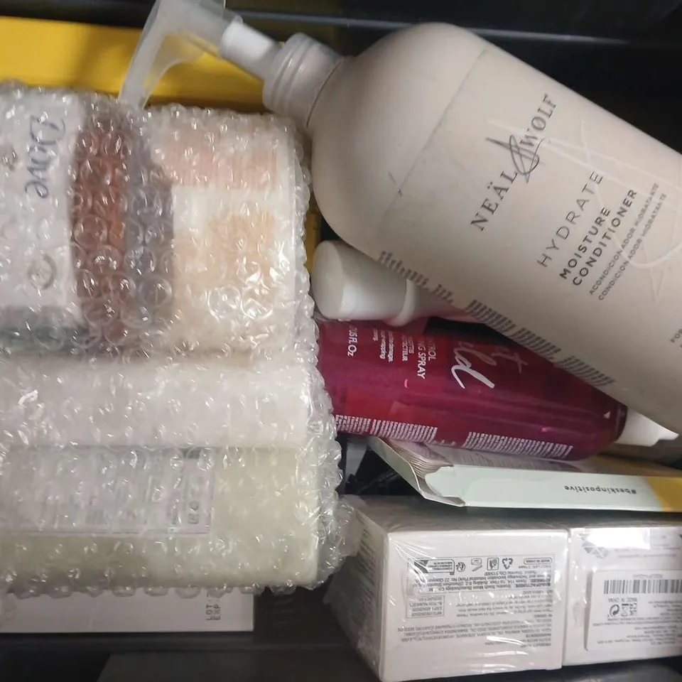 APPROXIMATELY 15 ASSORTED COSMETIC ITEMS TO INCLUDE GARNIER, AVEDA, ETC - COLLECTION ONLY