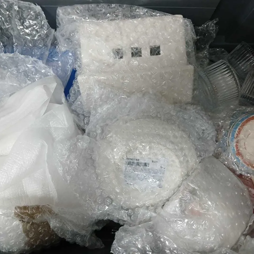 APPROXIMATELY 10 ASSORTED FRAGILE HOUSEHOLD ITEMS TO INCLUDE FLAMINGO MUG, CEILING FAN, SAUCERS, ETC - COLLECTION ONLY