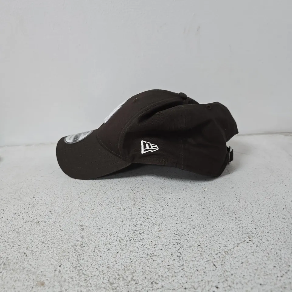 NEW ERA 9FORTY ADJUSTABLE BASEBALL CAP – BLACK WITH NY LOGO