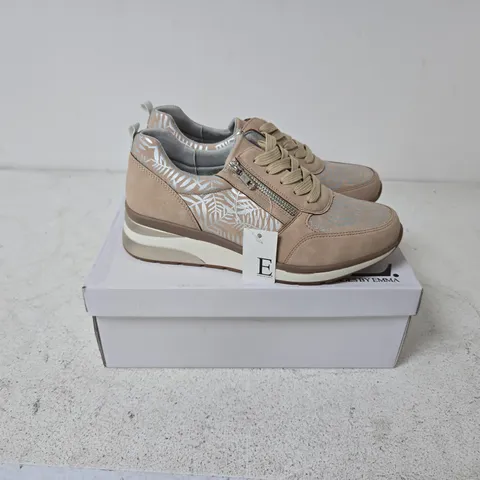 BOXED PAIR OF SHOES BY EMMA TROPICAL TRAINERS IN BEIGE - SIZE 6