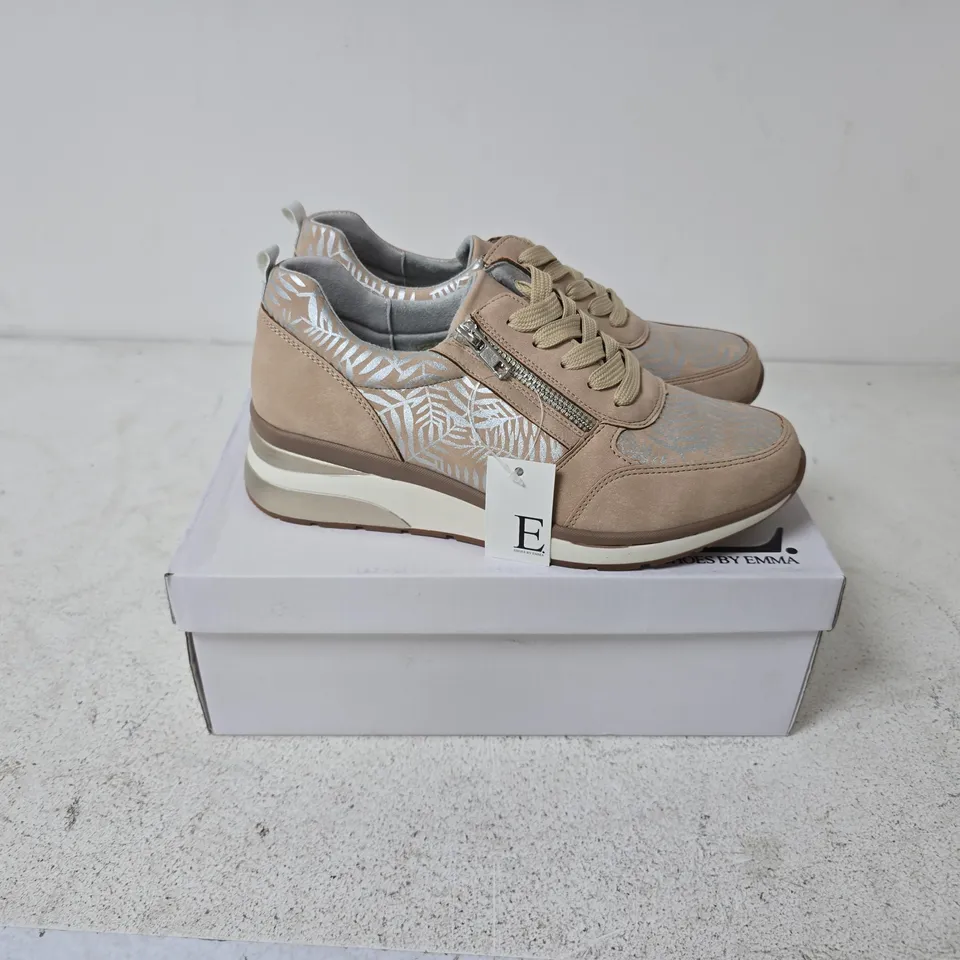 BOXED PAIR OF SHOES BY EMMA TROPICAL TRAINERS IN BEIGE - SIZE 6