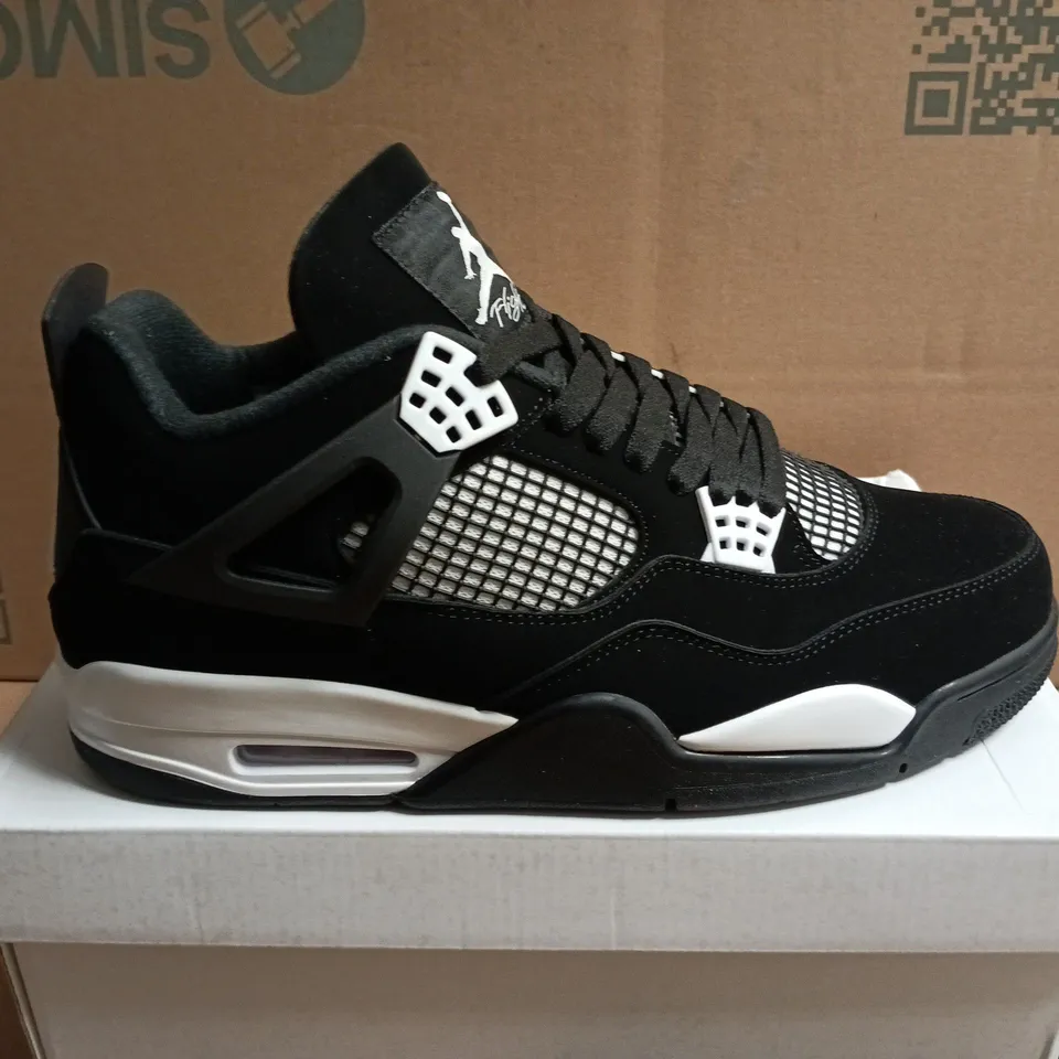 BOXED PAIR OF AIR JORDAN 4 RETRO TRAINERS - UK SIZE 11
