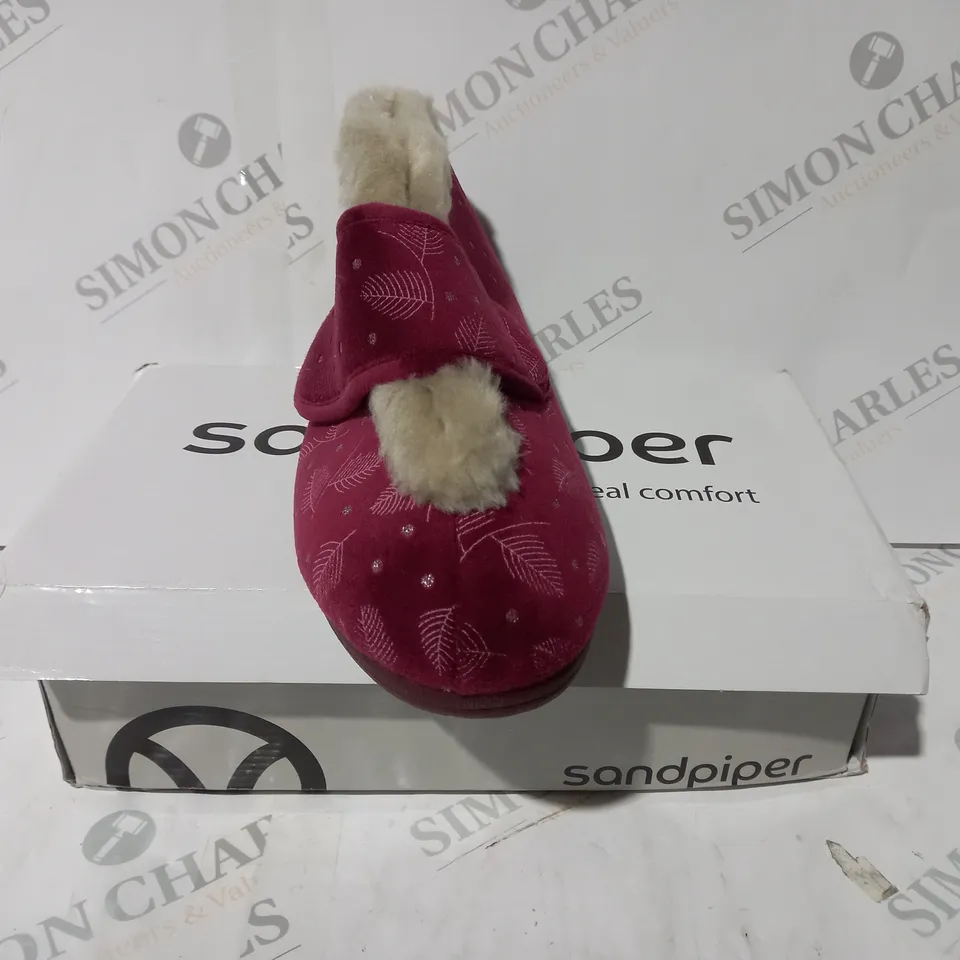 BOXED PAIR OF SANDPIPER SLIPPERS IN WINE COLOUR SIZE 6