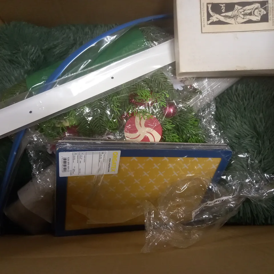 BOX OF APPROXIMATELY 10 ASSORTED ITEMS TO INCLUDE - PLASTIC SMALL BIN - BUBBLE PANDA CUP - TROLLEY ACCESSORY TRAY SET ETC