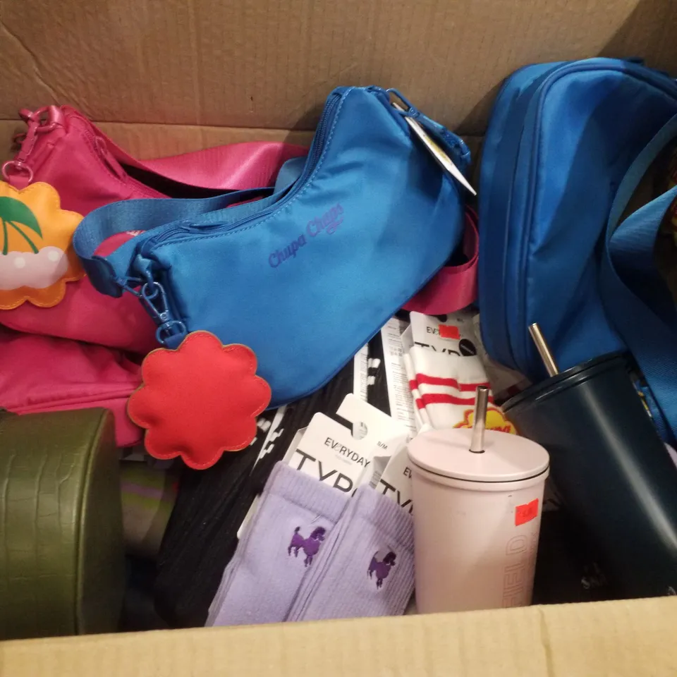 PALLET CONTAINING ASSORTED BRAND NEW PRODUCTS INCLUDING DESK CLOCKS, SCENTED CANDLES, URBAN WASH BAGS, SOCKS, METAL SMOOTHIE CUPS & CROSS BODY BAGS