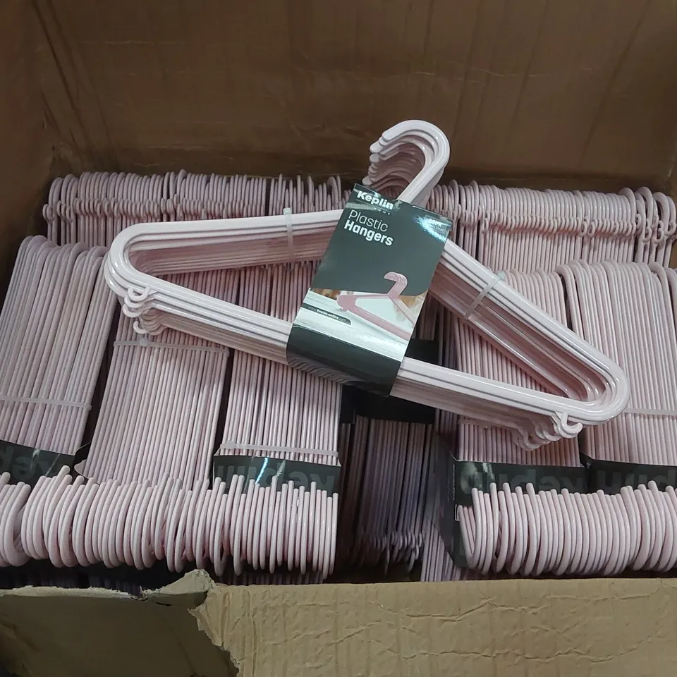 BOX CONTAINING A VERY LARGE QUANTITY OF KEPLIN PLASTIC HANGERS