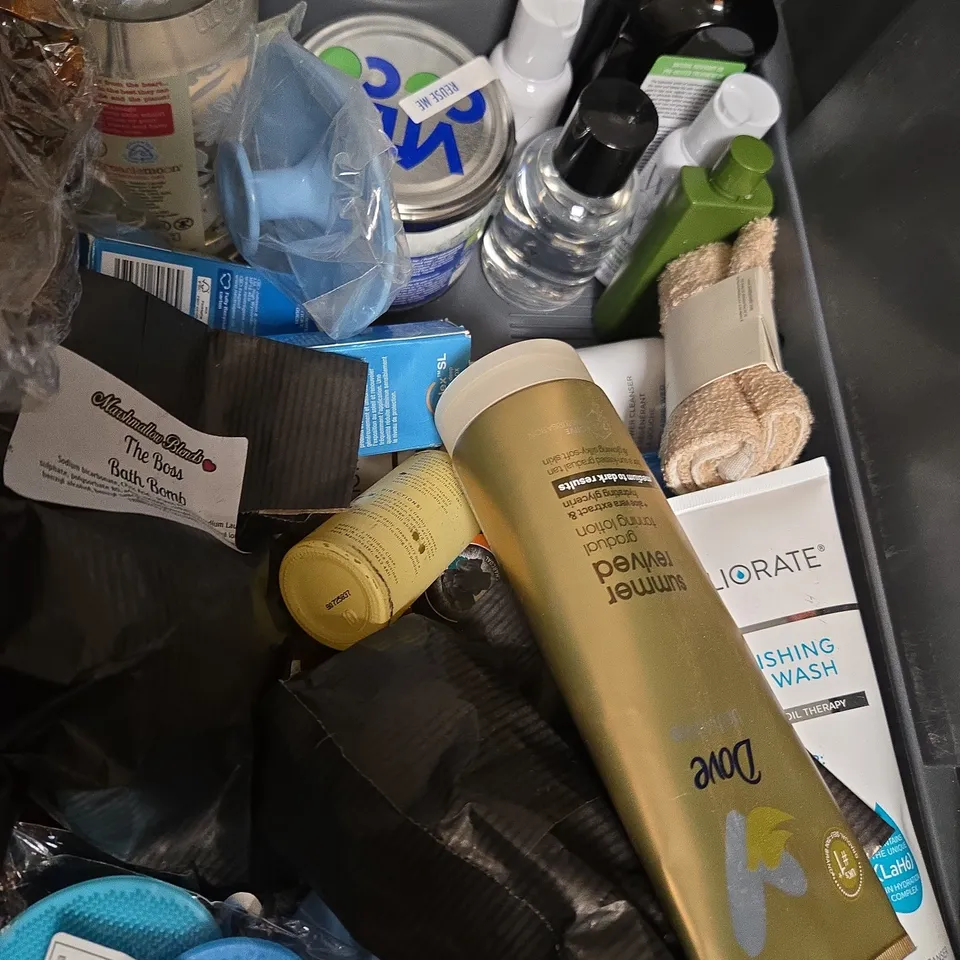 APPROX 12 ASSORTED BEAUTY PRODUCTS TO INCLUDE VASELINE ADVANCED REPAIR, LIZ EARLE SKIN TONIC, COLGATE TOOTHBRUSH, ETC 