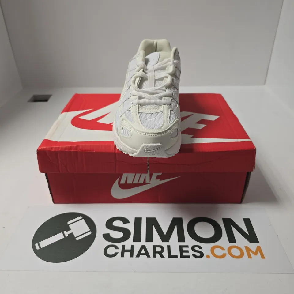 BOXED PAIR OF NIKE P-6000 TRAINERS IN WHITE - UK 7.5