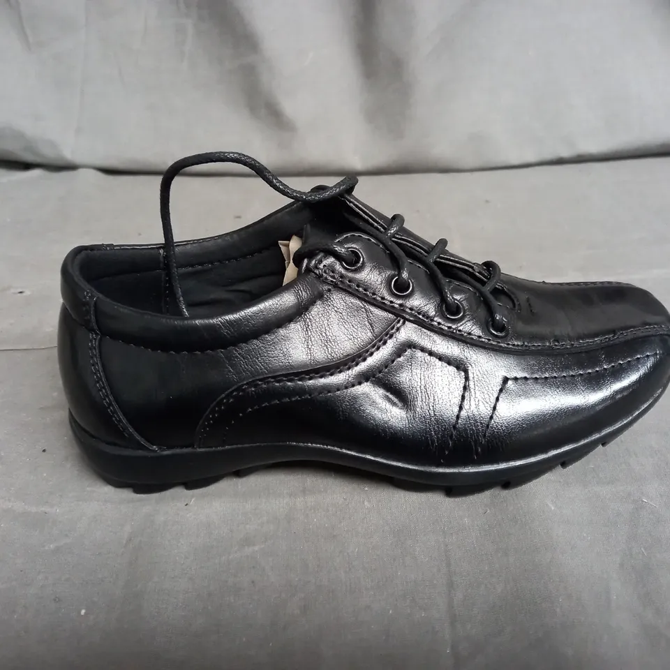 BOX OF APPROXIMATELY 10 PAIRS OF LAND COMMANDER BLACK LEATHER SHOES IN VARIOUS SIZES