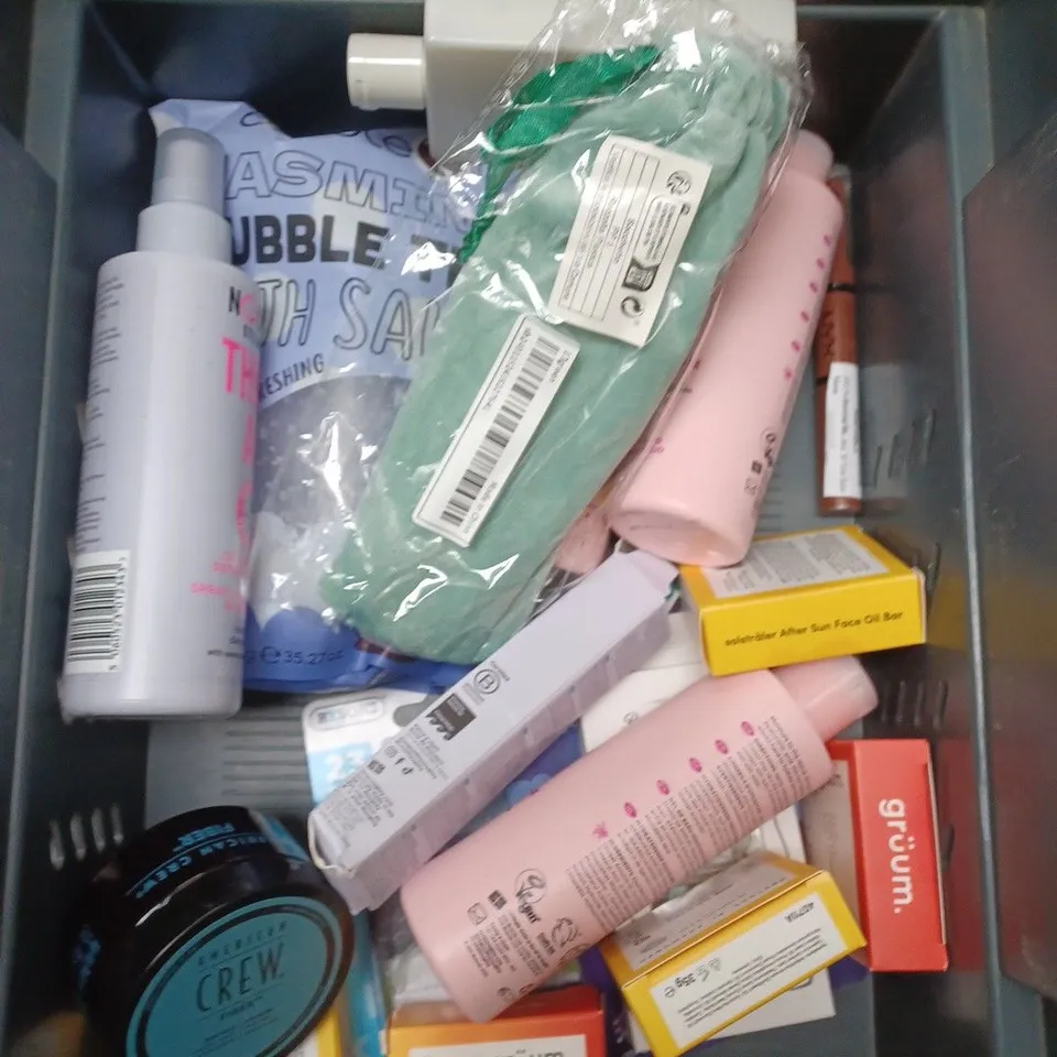 APPROXIMATELY 20 ASSORTED COSMETIC PRODUCTS TO INCLUDE L'OREAL FOUNDATION, GRUUM SOAP, AND NARS LIPSTICK