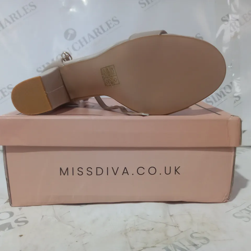 BOXED PAIR OF MISS DIVA OPEN TOE HIGH BLOCK HEEL SANDALS IN NUDE SIZE 7