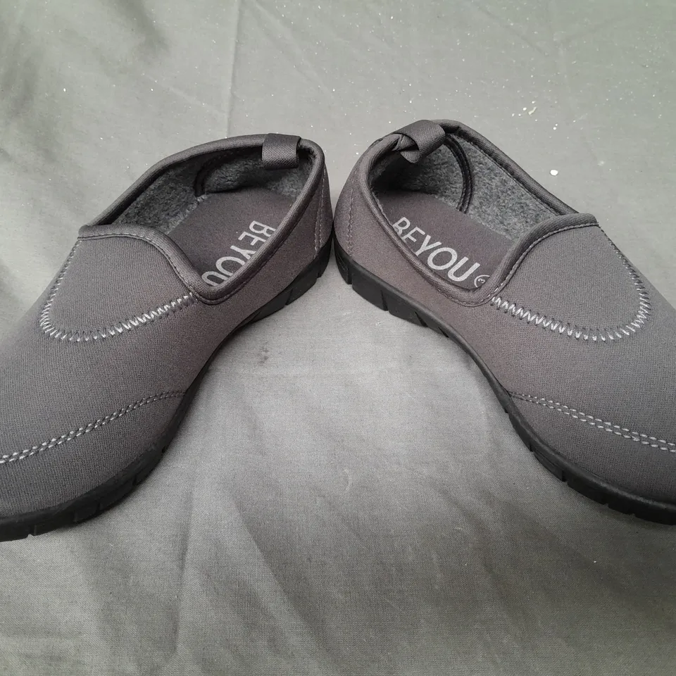 BOX OF APPROXIMATELY 10 PAIRS OF BEYOU WINTER SPORTY SLIP-ON SHOES IN GREY SIZE 3
