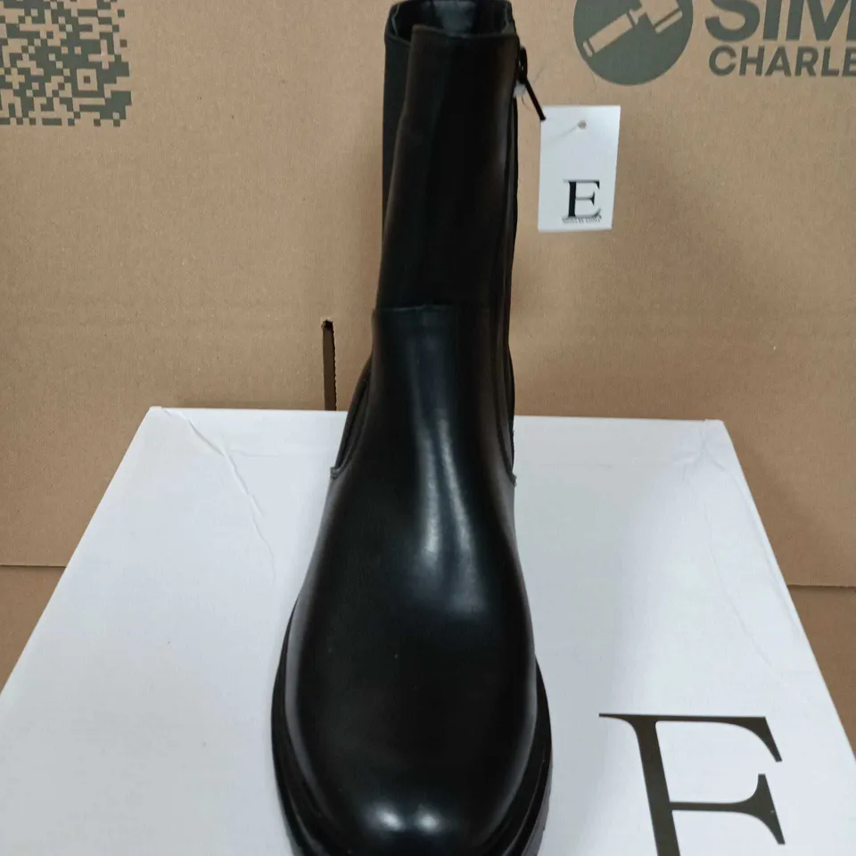 BOXED PAIR OF SHOES BY EMMA GABRIELLE BLACK PU CHELSEA BOOTS, UK 7