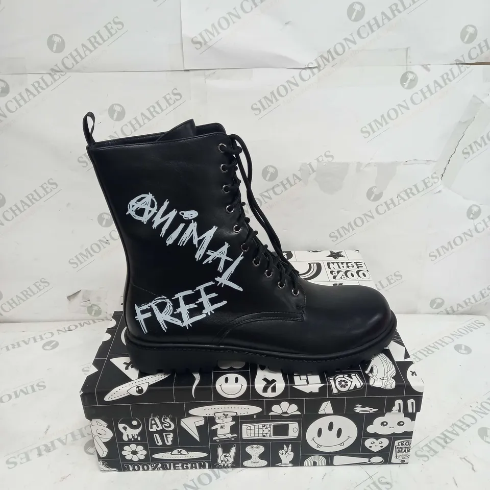 BOXED PAIR OF KOI FOOTWEAR THE STATEMENT ANIMAL FREE MENS MILITARY BOOTS - SIZE 10