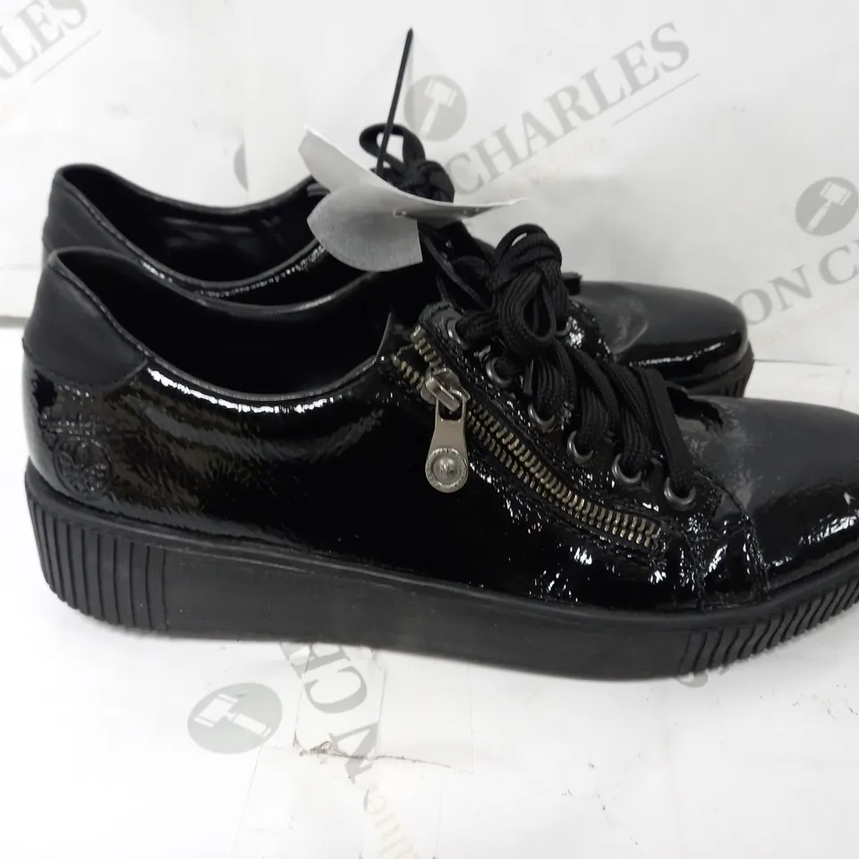 BOXED PAIR OF RIEKER TRAINERS WITH ZIP IN BLACK UK SIZE 6.5