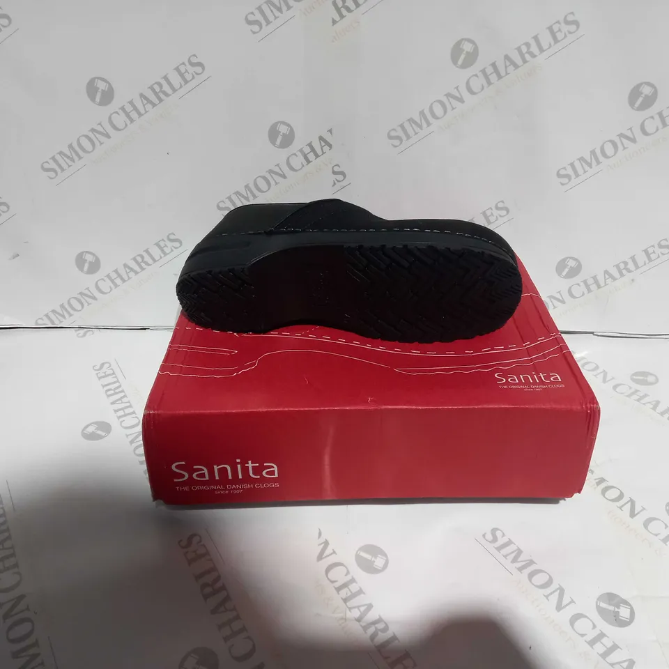 BOXED PAIR OF SANITA DANISH CLOG OIL LEATHER EU SIZE 41