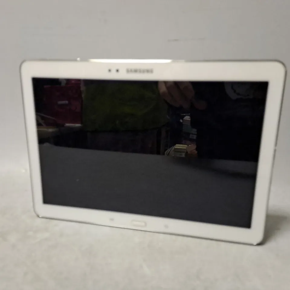 SAMSUNG SM-P900 TABLET