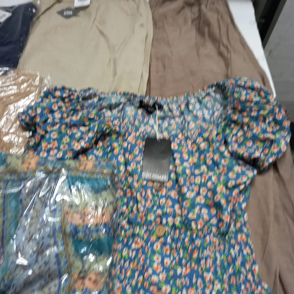 LOT OF 10 ASSORTED CLOTHING ITEMS TO INCLUDE EMELIA AND MAISON DE NIMES - VARIOUS SIZES