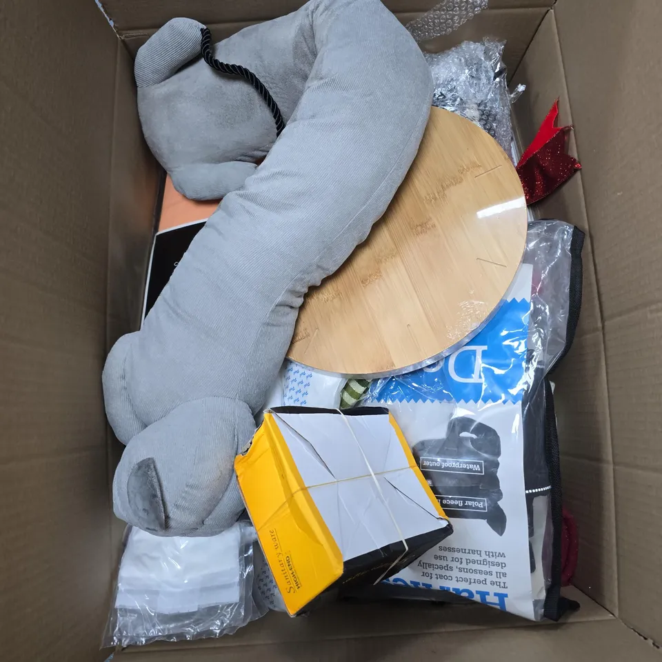 BOX OF APPROXIMATELY 15 ASSORTED ITEMS TO INCLUDE: ALARM CLOCK