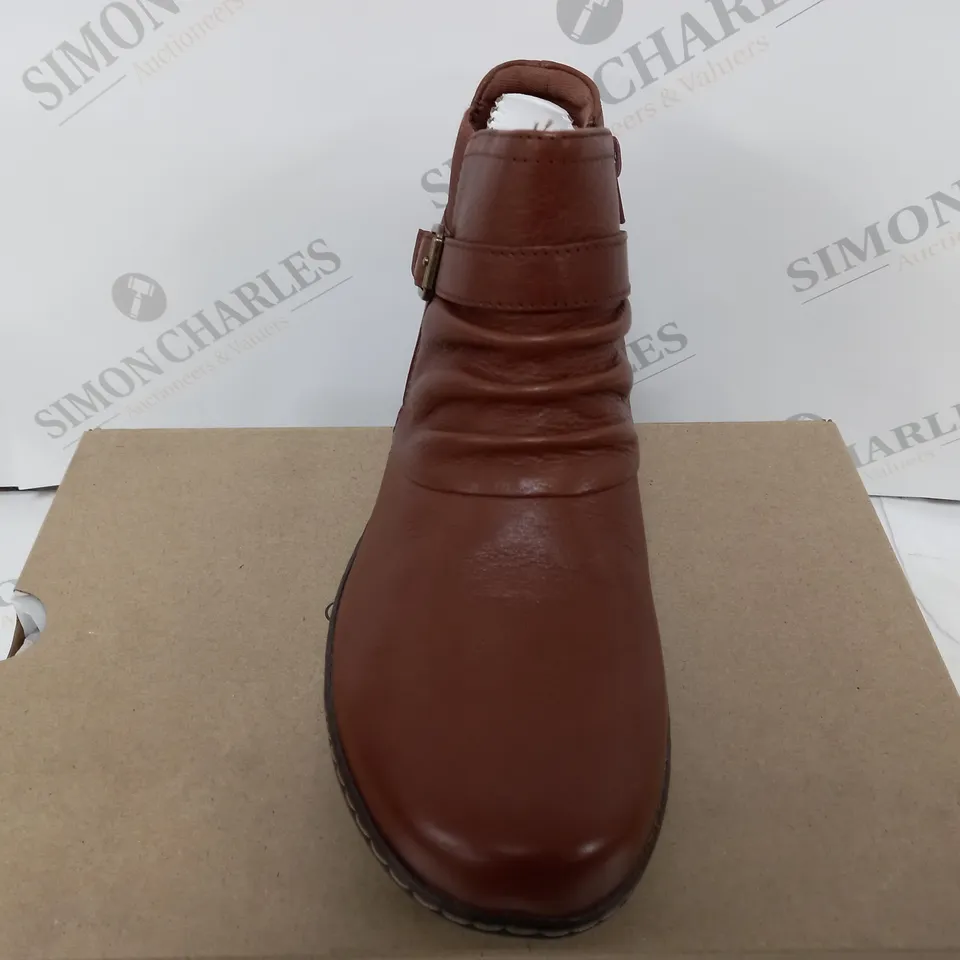 BOXED CLARKS CORA ROUCHED IN DARK TAN LEA IN UK 7 1/2