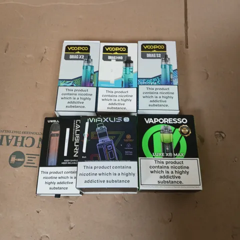 APPROXIMATELY 20 VAPES, E-CIGARETTES & ACCESSORIES TO INCLUDE - VOOPOO DRAG X2 - FREEMAX MAXUS 3 - VAPORESSO LUXE XR MAX - ETC