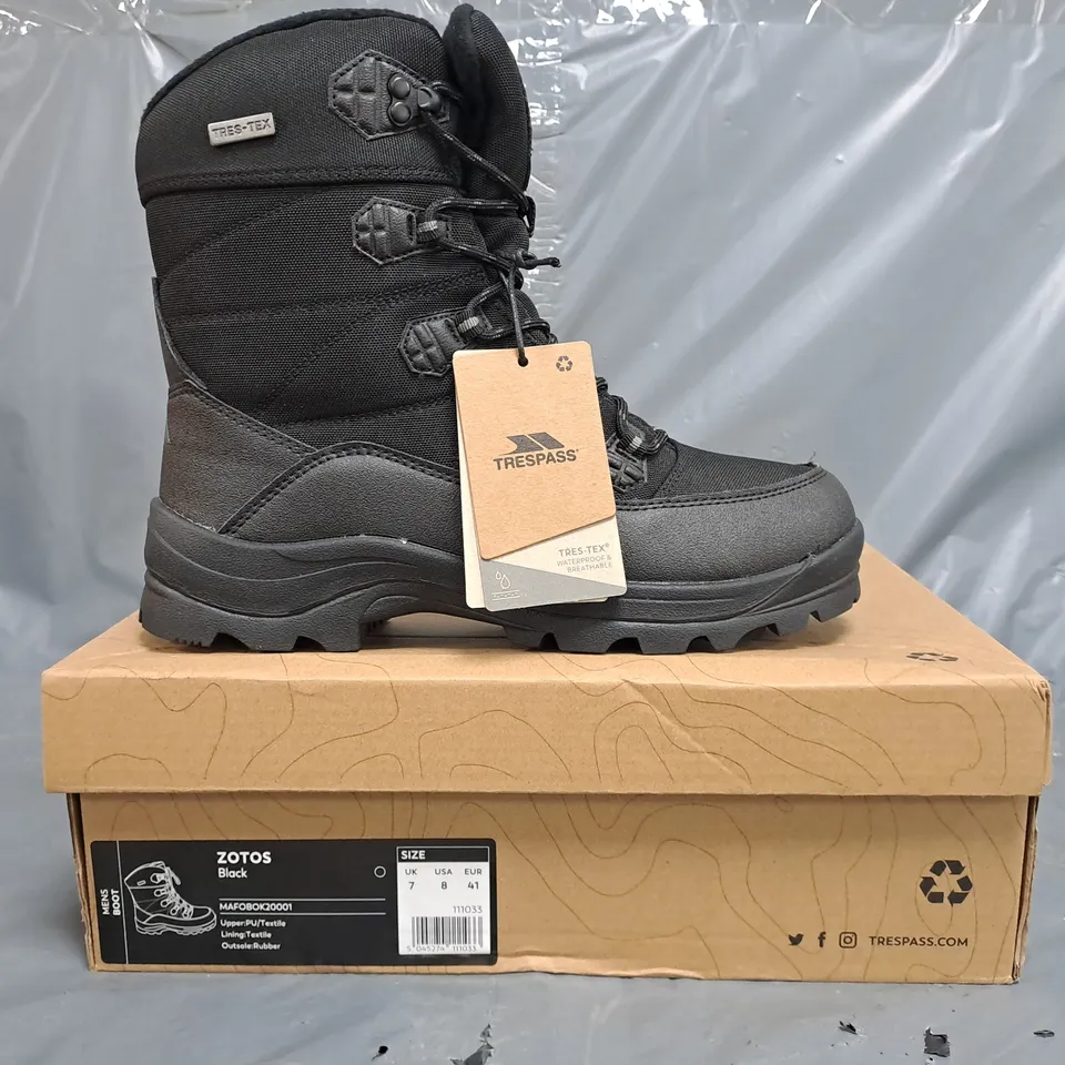 BOXED PAIR OF TRESPASS ZOTOS ANKLE BOOTS IN BLACK SIZE UK 7