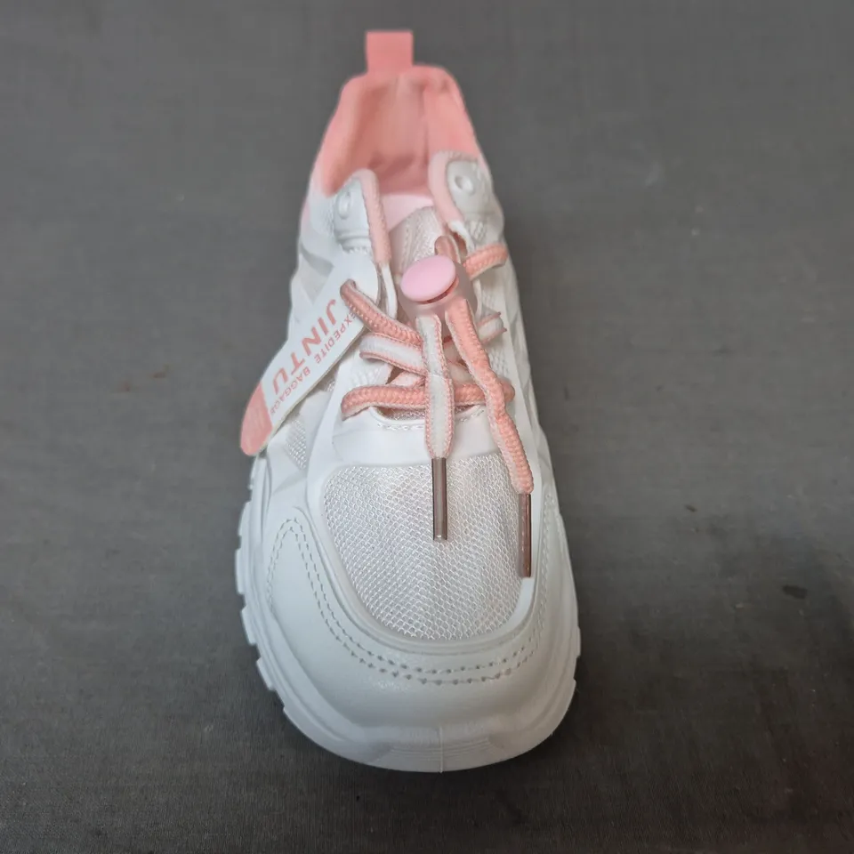 BOXED PAIR OF UNBRANDED KID'S SHOES IN WHITE/PINK SIZE EU 33