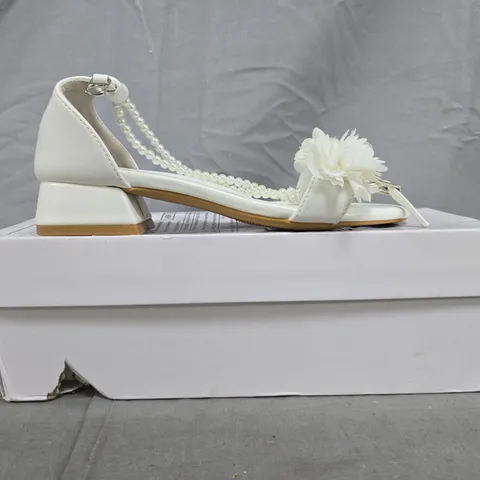 BOXED PAIR OF UNBRANDED LOW BLOCK HEEL OPEN TOE BRIDAL SANDALS IN IVORY SIZE EU 35