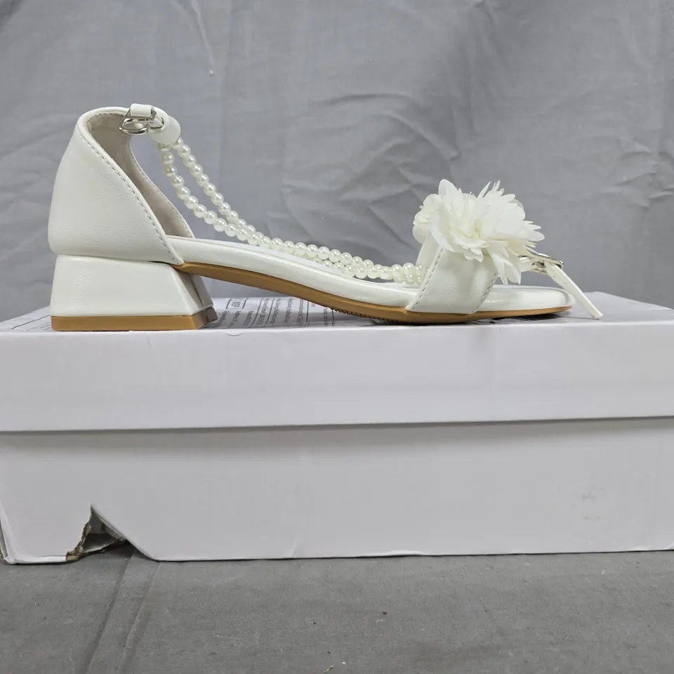 BOXED PAIR OF UNBRANDED LOW BLOCK HEEL OPEN TOE BRIDAL SANDALS IN IVORY SIZE EU 35