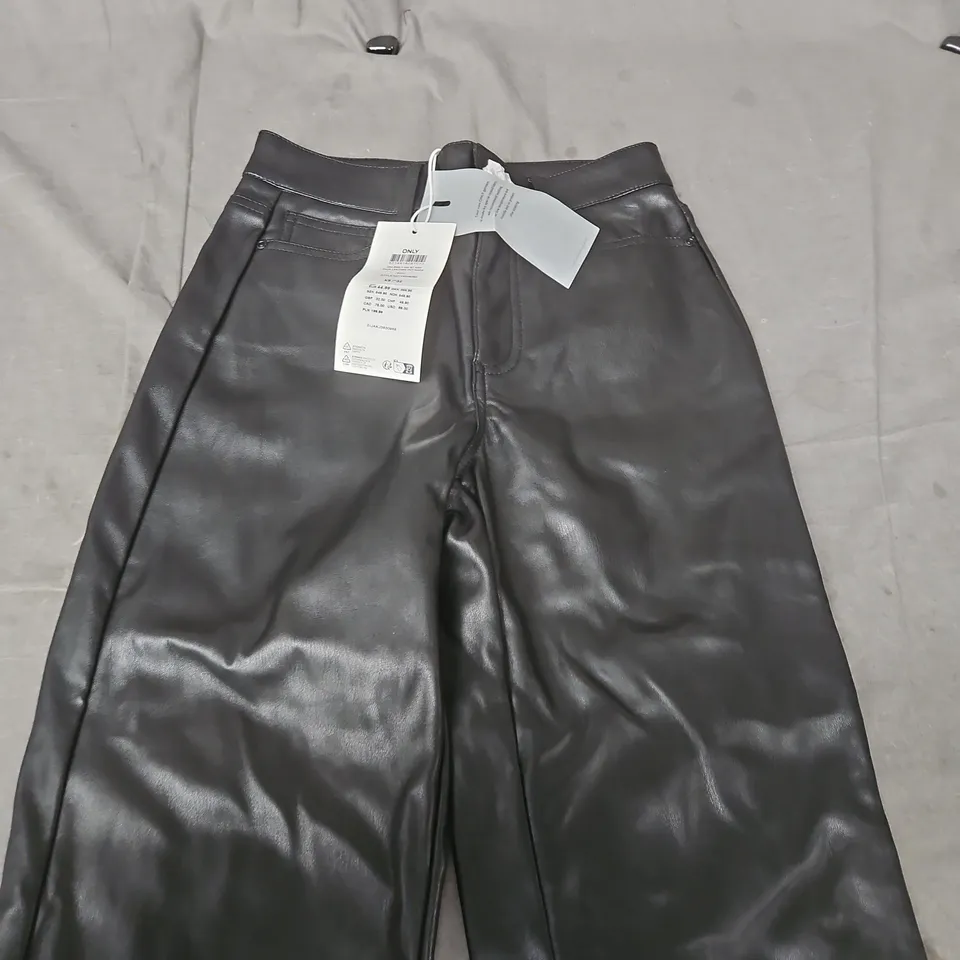 ONLY BLACK FAUX LEATHER TROUSERS – XS/UK4 (EU32) 