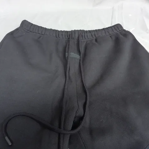 ESSENTAILS SWEAT SHORTS IN JET BLACK - MEDIUM