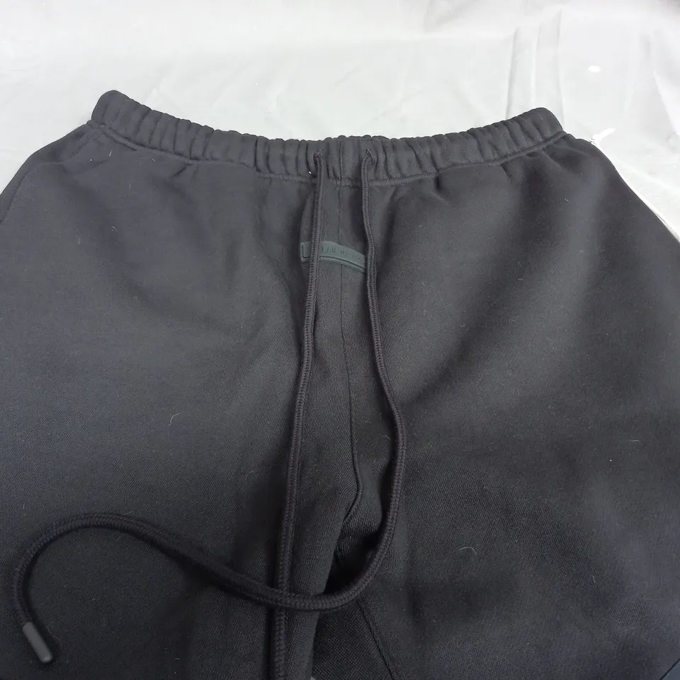 ESSENTAILS SWEAT SHORTS IN JET BLACK - MEDIUM