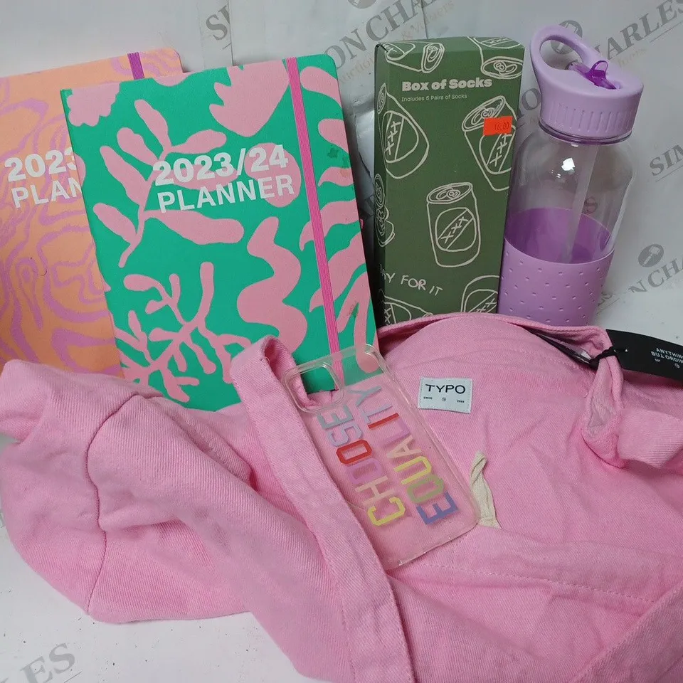 APPROXIMATELY 9 COTTON ON ITEMS INCLUDING EXTRA LARGE PINK TOTE BAG, 2023/2024 PLANNERS AND PURPLE WATER BOTTLE