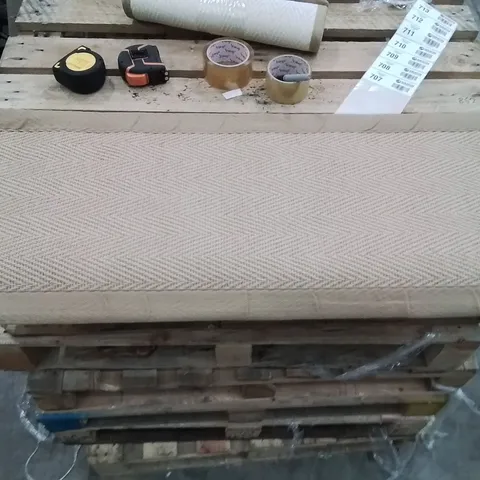 QUALITY DESIGNER AREA RUG - APPROXIMATELY 120X40CM