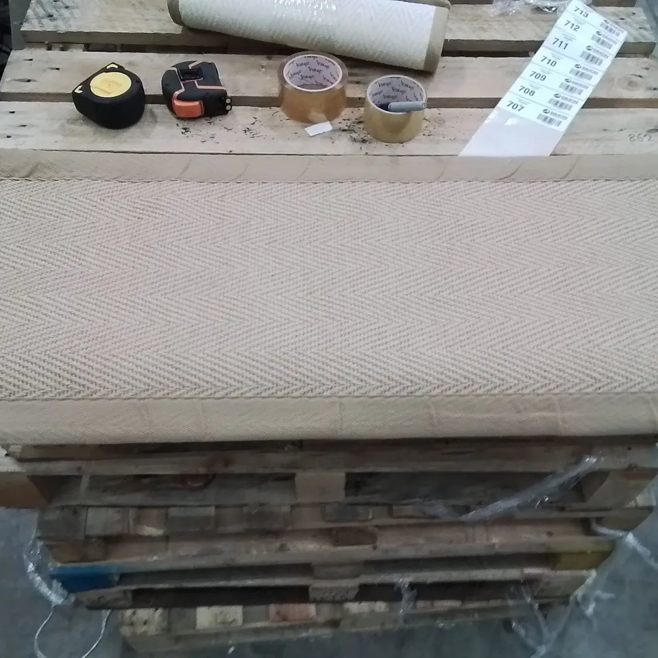 QUALITY DESIGNER AREA RUG - APPROXIMATELY 120X40CM