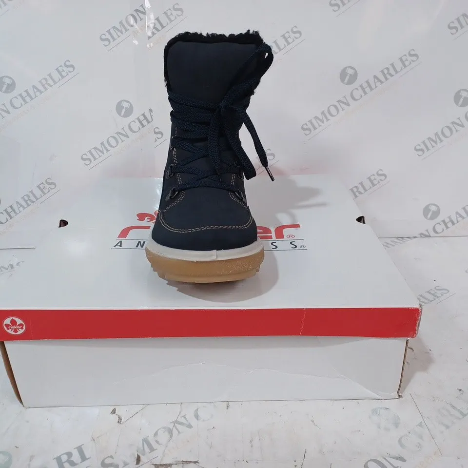 BOXED PAIR OF RIEKER WATER RESISTANT WARM HIKER BOOTS, NAVY - SIZE 5