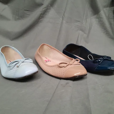 BOX OF APPROX 40 ASSORTED SLIP ON FLAT SHOES IN VARIOUS SIZES & COLOURS