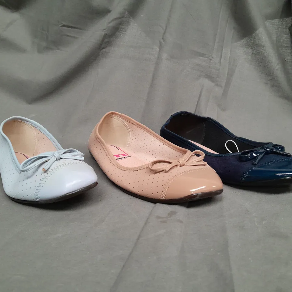 BOX OF APPROX 40 ASSORTED SLIP ON FLAT SHOES IN VARIOUS SIZES & COLOURS 
