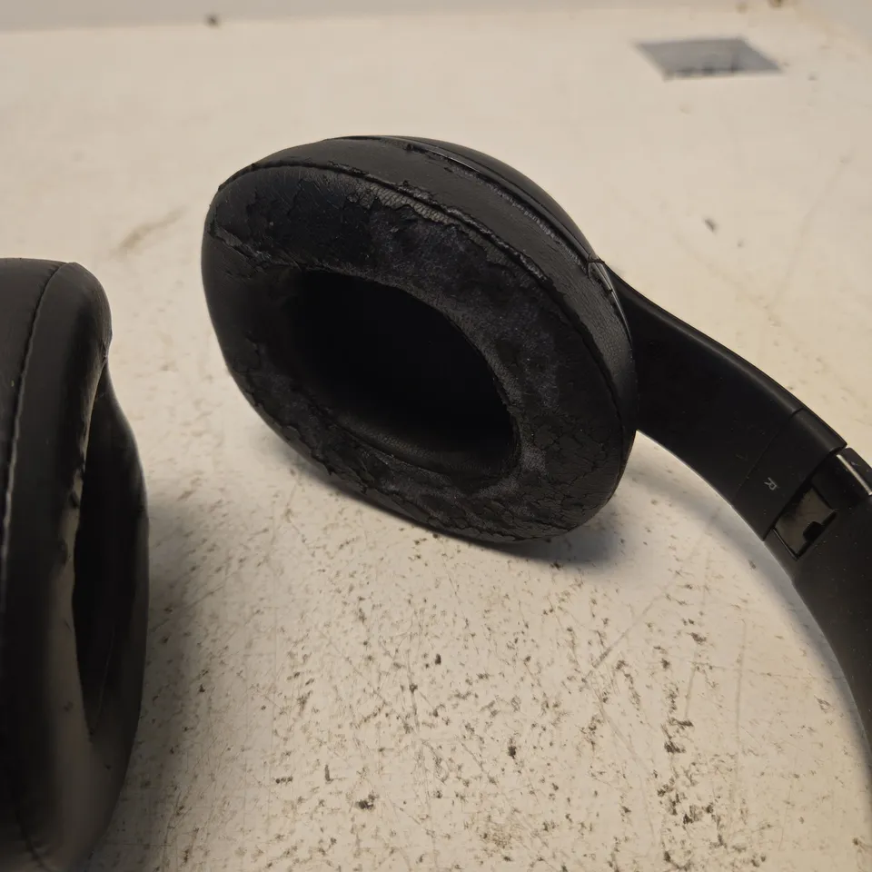 BEATS BY DRE OVER‑EAR HEADPHONES – BLACK