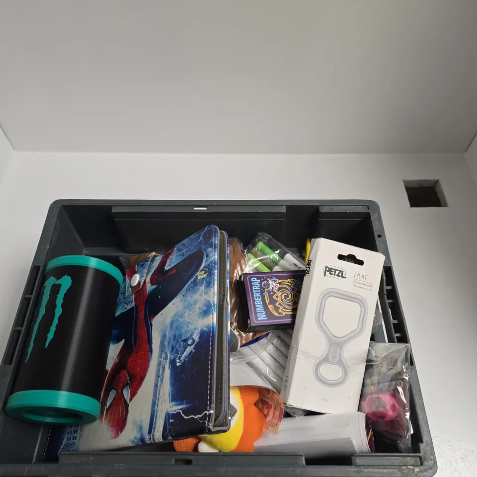 TOTE OF APPROXIMATELY 15 ASSORTED ITEMS INCLUDING MONSTER CUP, SPIDER MAN TABLET CASE AND TOY PLANE