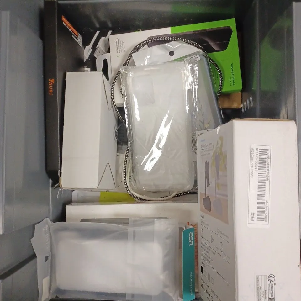APPROXIMATELY 20 ASSORTED SMARTPHONE/TABLET ACCESSORIES TO INCLUDE POWERBANKS, PROTECTIVE CASES, SELFIE STICK ETC 