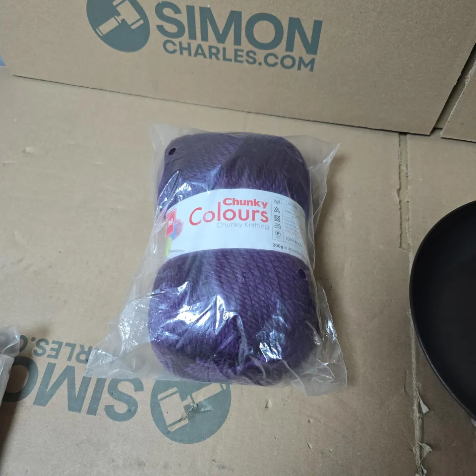 BOX OF APPROXIMATELY 15 ASSORTED HOUSEHOLD ITEMS INCLUDING 8" FRYING PAN , CHUNKY WOOL AND COMMERCIAL KITCHEN TOWELS 