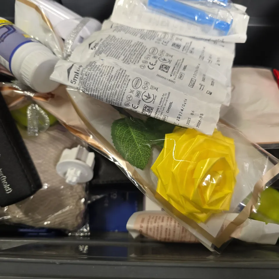 APPROXIMATELY 8 ASSORTED ITEMS TO INCLUDE - HEAD CHAMPIONSHIP TENNIS BALL , TEETHING TOY , BLOOD GLUCOSE MONITOR ETC