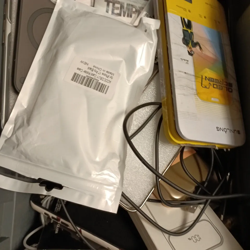 APPROXIMATELY 20 ASSORTED SMARTPHONE ACCESSORIES TO INCLUDE CHARGING CABLES, POWERBANKS, PHONE CASES ETC 