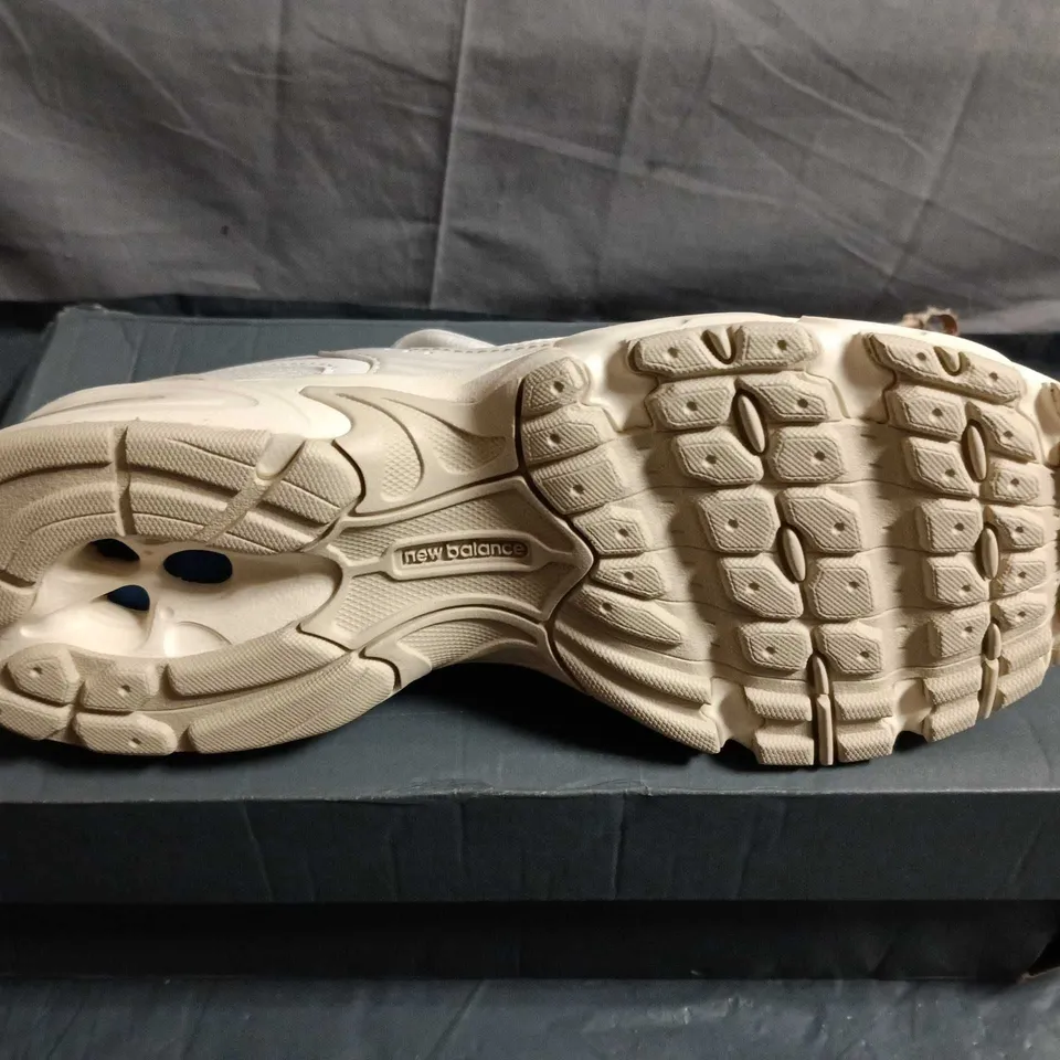 BOXED PAIR OF NEW BALANCE 530 SNEAKERS –UK SIZE 5.5