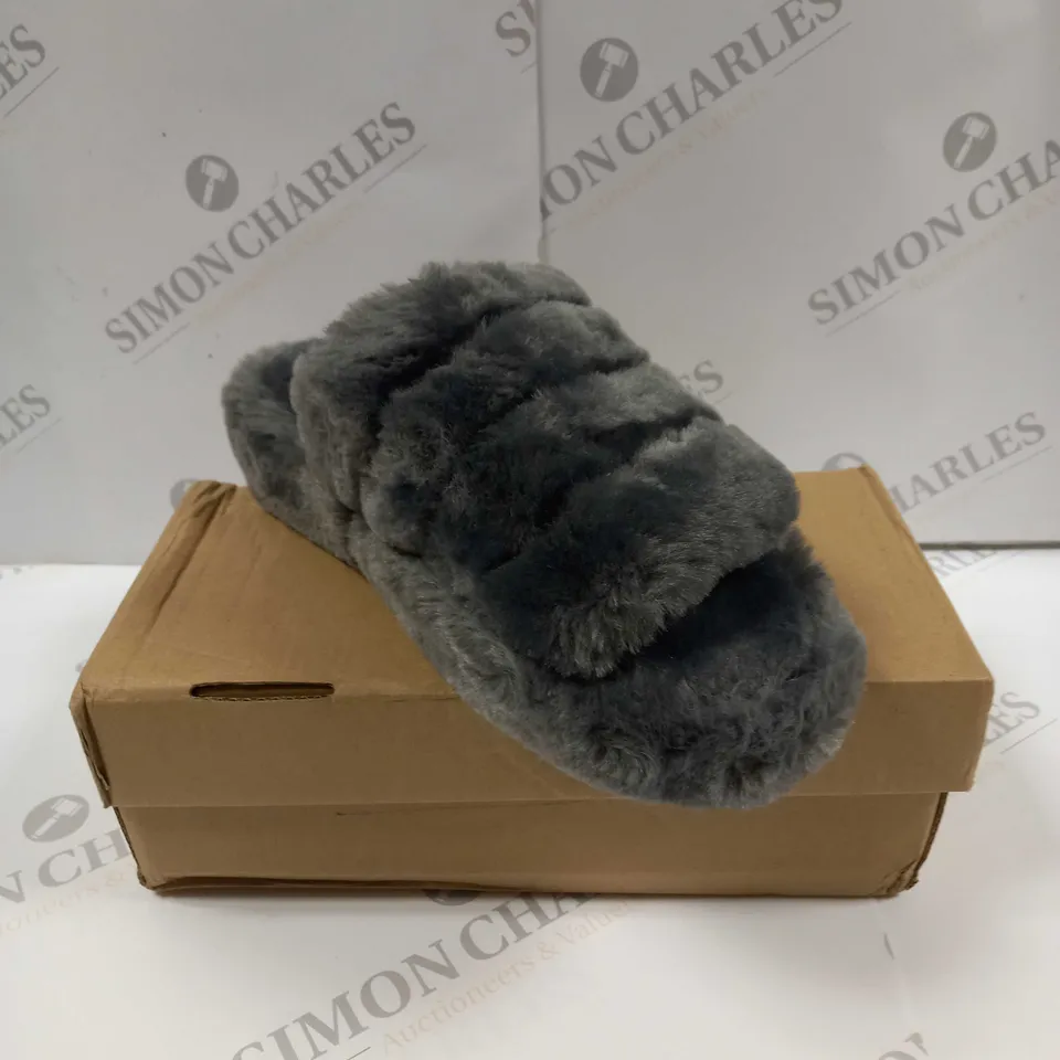 BOXED PAIR OF UGG SLIPPERS GREY UK SIZE 5