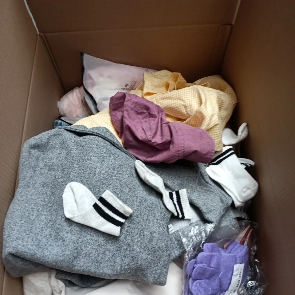 BOX OF APPROXIMATELY 30 ASSORTED CHILDRENS CLOTHING ITEMS OF VARIOUS SIZES AND STYLES TO INCLUDE T SHIRTS
